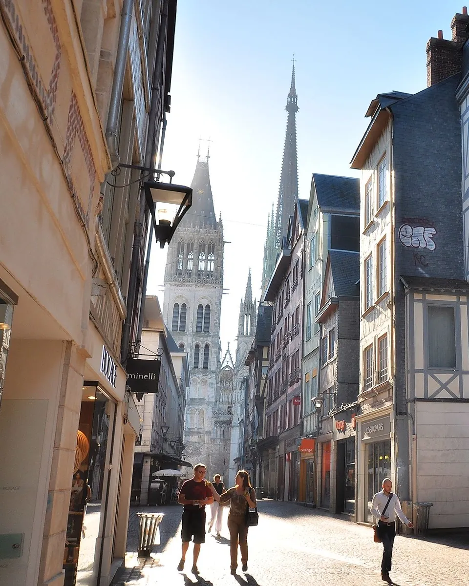 Rue de Rouen avec la cathédrale Notre-Dame en arrière-plan